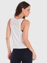 Musculosa deportiva negra de tela suave y fresca, con espalda de malla para mayor ventilación.