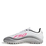 Championes de fútbol 5 Adidas F50 Messi Club TF, unisex, color blanco con detalles en negro y rosa. Inspirados en Lionel Messi, con suela Turf (TF) para canchas sintéticas y exterior sintético ligero y resistente.
