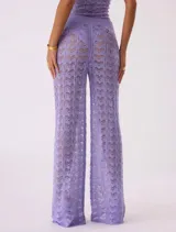 Pantalón de tejido de punto calado color lila, de corte palazzo y cintura alta.