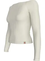 Remera color crema de corte ajustado, con textura de canalé y escote bardot.