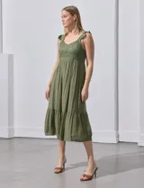 Vestido midi verde oliva de crepe con breteles fruncidos y detalle de crochet en la parte superior.