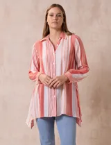 Camisa a rayas verticales color naranja y blanco, con cuello con solapa, abertura central con botones y mangas largas regulables con presilla y botón.