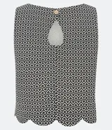 Blusa sin mangas con textura airflow, barra en ondas y estampado de corazones diferenciados.