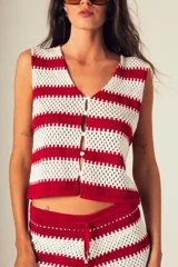 Top tejido a crochet con rayas horizontales blancas y negras, escote en V y cierre frontal con botones.