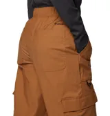 Pantalón cargo color verde oliva, de corte holgado, con cintura parcialmente elástica, bolsillos laterales y traseros con solapa, anillo en D y puños ajustables.