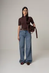 Camiseta roja de tejido de punto acanalado, con cuello alto y mangas cortas.