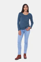 Pantalón jean skinny color azul, de corte ajustado y diseño liso.