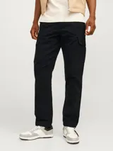Pantalón cargo negro de corte relajado, con cierre de gancho y cremallera, bolsillos traseros, frontales y laterales, tiro medio y cordones en los dobladillos.
