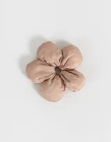 Gomita de pelo color rosa claro con forma de flor puffy.