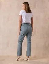 Pantalón de jean blanco, de corte recto, tiro alto, pretina con pasadores, botón y cierre. Con bolsillos delanteros y traseros.