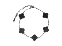 Pulsera de acero galvanizado color negro, con cadena de eslabones y cinco dijes en forma de trébol de cuatro hojas con acrílico negro. Incluye cadena de alargue.