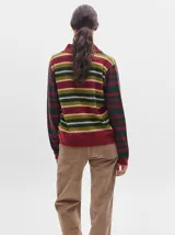 Cardigan de algodón con estampado de rombos en tonos marrón, beige y azul. Tiene cuello camisero, cierre frontal con botones azules y calce suelto.