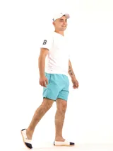 Short de baño celeste con cintura elástica.