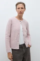 Chaqueta de punto color celeste claro, de manga larga y corte ajustado, con cuello redondo y cierre frontal de botones metálicos plateados. El tejido presenta un patrón texturizado horizontal.