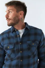 Sobrecamisa de viyela para hombre con interior capitoneado, fit regular, manga larga, cierre con botones, bolsillos y logo en grifa de cuero.