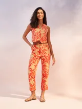 Pantalón color crema de corte recto, largo a la pantorrilla y confeccionado en lino.