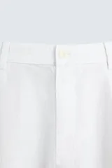 Pantalón de vestir blanco, confeccionado en lino, de corte recto, con bolsillos laterales y traseros. Se ajusta a la cintura con botón y cierre.