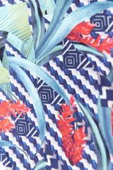 Conjunto de bikini negro y dorado, con corpiño triangular y bombacha clásica con cintura alta.