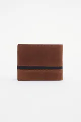 Billetera de cuero marrón con corte y cambio de color, interior con reparticiones y monedero con tapa. Forro de bolsillos en algodón.