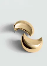 Par de aros dorados con forma de media luna.