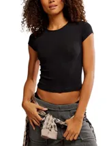 Camiseta corta negra de corte ajustado y mangas cortas.