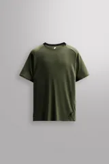 Camiseta deportiva verde militar confeccionada en tejido estructurado, ligero y elástico. Tiene cuello redondo, manga corta y bajo con aberturas laterales. Incluye logo estampado en el bajo.
