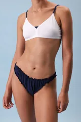 Bombacha midi de algodón color azul marino con volados en los bordes.