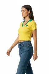 Remera corta amarilla con cuello polo y ribete verde, estampado de la bandera de Brasil y corte ajustado.