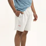 Short gris de jogging con cintura elástica y ruedo desflecado.