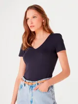 Camiseta rosa de manga corta con cuello en V y corte entallado.