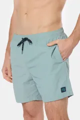 Short de baño azul vibrante, de corte clásico y largo medio, con cintura elástica y cordón ajustable. Cuenta con bolsillos laterales y suspensor de malla fina interior.