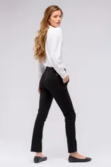 Pantalón de gabardina color gris topo, de corte recto y tiro medio.