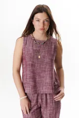 Musculosa celeste de lino con cuello redondo y corte recto.