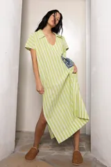 Túnica de lino a rayas verticales color lila y blanco, con cuello polo y bordado de un pulpo azul en el frente.