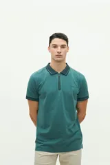 Polo blanca de manga corta con cuello gris con diseño geométrico, cierre de cremallera y logo de la marca bordado en el pecho.