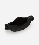 Bandolera negra mediana con textura capitoné y formato de media luna.