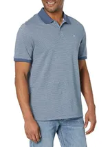 Chomba azul con micro estampado, cuello clásico y mangas cortas.