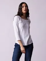 Remera de algodón color verde agua, con escote redondo y mangas 3/4.