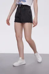 Short de jean de calce alto, color celeste, con terminación desflecada.