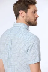 Camisa de lino a cuadros de manga corta, modelo slim con bolsillo.