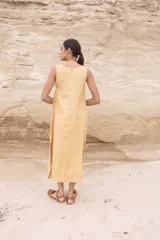 Vestido midi color camel, sin mangas y de corte recto.