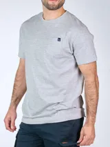 Camiseta gris de algodón con cuello redondo y bolsillo en el pecho con etiqueta con logo.