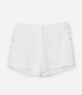 Bermuda de crepé color rojo, con pliegues frontales y botones decorativos en los bolsillos laterales.