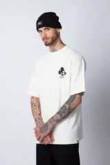 Remera color lila de corte oversize con cuello redondo y mangas cortas. Presenta un estampado pequeño de Mickey Mouse en el frente.