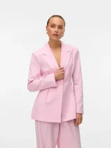 Blazer de color rosa claro, con solapa clásica, cierre frontal de un botón y corte ajustado a la cintura con pinzas.