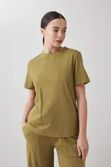 Remera manga corta verde oliva de corte recto.