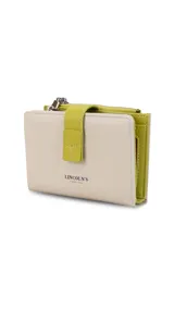 Billetera mediana de símil cuero color blanco hueso con detalles en rojo coral. Posee una presilla de cierre en la parte frontal y cierres de cremallera visibles en el borde superior.