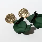 Aros colgantes con base dorada y pétalos de resina verde oscuro.