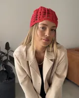 Gorro tipo casquete tejido a mano en crochet con hilo 100% algodón, color rojo.