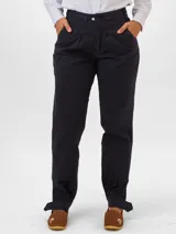 Pantalón de vestir color café con pinzas, bolsillos laterales y tobillos ajustados con botones.